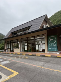 十津川温泉の停留所がこちら。世界遺産予約バスを利用すると、旅の荷物を預けられますよ!