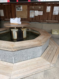 「いこら」の足湯がこちら。無料のタオルもあるので気軽に入れますよ! 民宿のチェックインまで時間があったので、私はこちらで仕事もしちゃいました(笑)