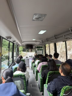 車内はこんな感じ。この日も満席だったので、予約は早めがオススメですよ!