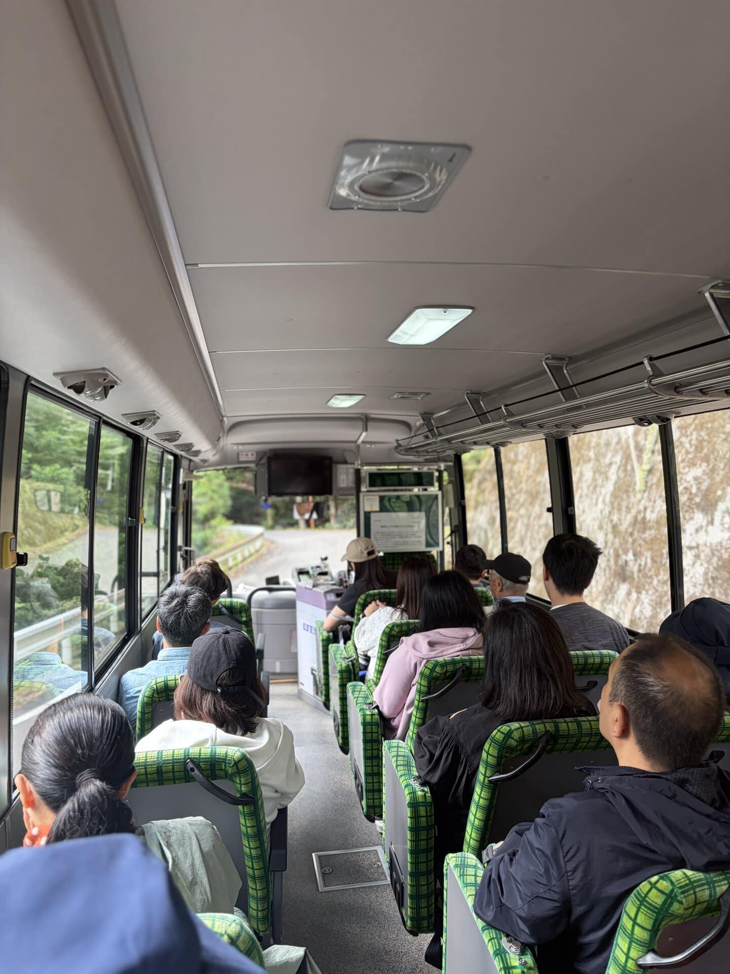 車内はこんな感じ。この日も満席だったので、予約は早めがオススメですよ！