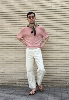 全身ではこんな感じ。フロントの結び目も絶妙なポイントになっていますよね。あえてラフに結ぶのもこなれて見せる秘訣