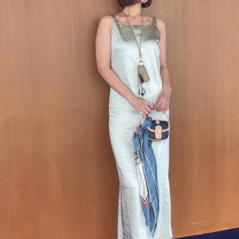【40代スナップ】クラシカルなネイビーバッグが「上品なサテンワンピ」に映える!|那須川美香さん