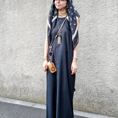 【40代スナップ】重ね着できない季節こそ「革小物」がミニマルワンピにイイ!|mabuchi maiさん