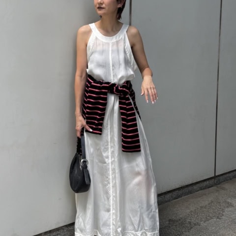 【40代スナップ】酷暑日も快適。白ロングワンピに「ボーダーT腰巻き」で旬顔に!|萩原美緒さん