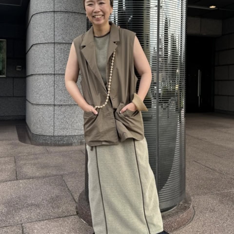 【40代スナップ】夏のワンピコーデは「同系色レイヤード」でスッキリ決めて!|仲林智佳さん