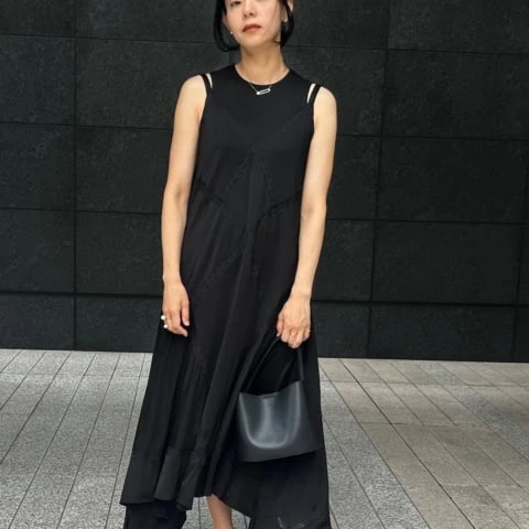 【40代スナップ】真夏の「ブラックワンピ」には「シルバー小物」が断然映えます!|佐藤果林さん