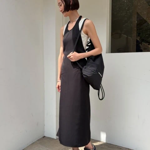 【40代スナップ】ヘルシー「タンクトップ」コーデはエプロンワンピ使いがカギ!|大西瑠衣子さん