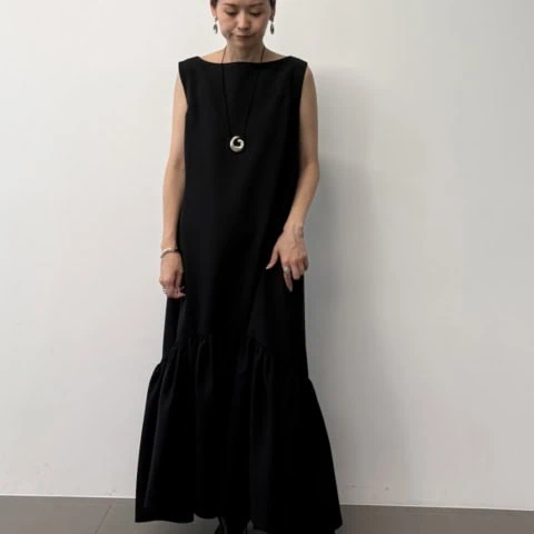 【40代スナップ】シルエット美な「ブラックワンピ」はミニマルに着て洗練見せ!|田中ゆかりさん