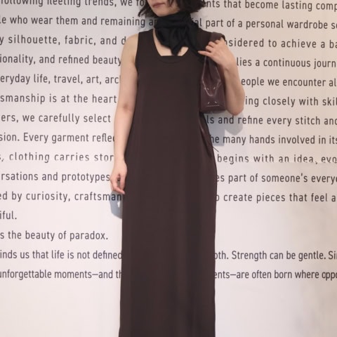 【40代スナップ】夏のシンプルワンピに「スカーフ」使いが華やかに決まる!|西村亜紗子さん