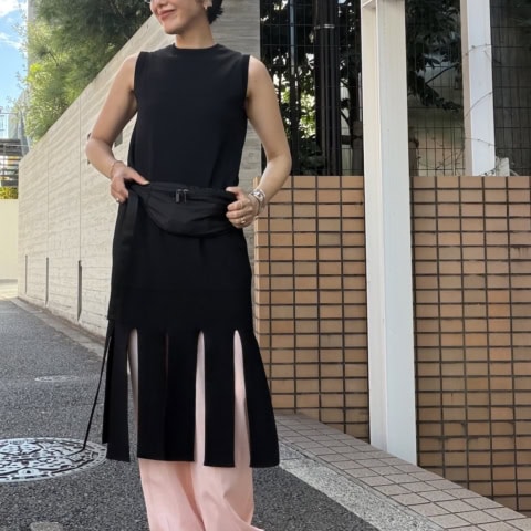 【40代スナップ】レディな夏ワンピに「ウエストポーチ」投入でメリハリが爆誕!|早川洋子さん