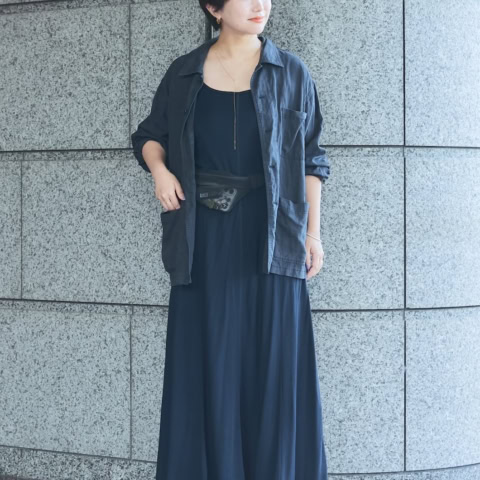 【40代スナップ】上品マキシワンピに「ウエストポーチ」投入で最高のヌケ感演出!|阿部亜耶さん