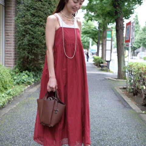 【40代スナップ】「夏素材ワンピ」に「こっくりカラー」投入でおしゃれ先取り!|田中有美さん