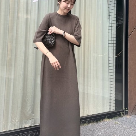 【40代スナップ】季節先取り「ニットワンピ」に夏は「黒サンダル」でヌケ感を投入|福永好枝さん