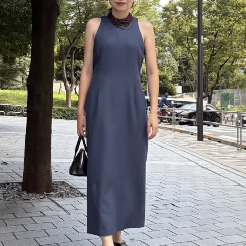 【40代スナップ】シルエット美「オーラリーの着映えワンピ」は今から秋まで着られる|楠原愛さん
