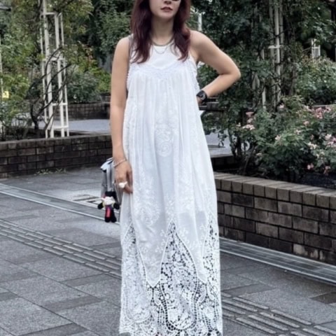 【40代スナップ】白レースワンピに「デニムレイヤード」がほの甘で最高に映えます｜藤林美紀さん