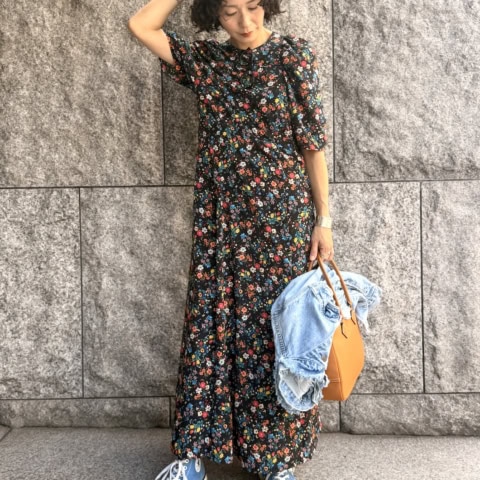 【40代スナップ】花柄ワンピに「ヴィンテージコンバース」がこなれた可愛さ!|遠山涼子さん