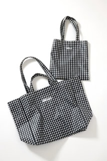 チェックPVCバッグ Lサイズ￥6,380、Mサイズ￥4,180※共に発売終了