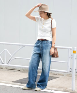 Tシャツ¥12,100（エブリデイアイライク）、デニムパンツ¥31,900（デニムデライトデイズ）、ハット¥64,900（ジャネッサ レオン）、コインネックレス¥641,300、チェーンネックレス¥345,400、フェザーネックレス¥506,000（全てジジ／全てAP STUDIO NEWoMan 新宿店）、ゴールデングースのスニーカー、その他本人私物