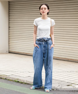 スタジオ ドーのTシャツ、キイトのデニムパンツとベルト、フェインのバッグ、ル タロン グリーズのシューズ、リムレス トーキョーのサングラス、その他本人私物