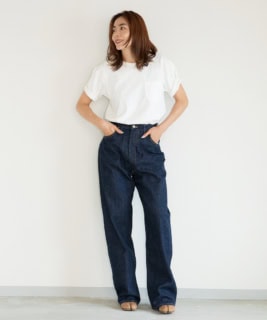 「私にとって究極のシンプルスタイル!」Tシャツ¥9,900、デニムパンツ¥39,600(共にアナトミカ/アナトミカ 東京)、メゾン マルジェラのブーツ、ララガンのリングは本人私物
