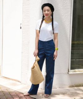 「イエローの小物を差してプレイフルなムードを♪」Tシャツ¥7,700（ヘインズ フォー ビオトープ）、デニムパンツ¥79,200（ビボヤ）、ネックレス¥47,300（アグラグラ）、ピアス¥96,800（バイ パライア）、バッグ¥44,000（セヤ フォー ビオトープ／全てビオトープ）、メゾン マルジェラの帽子、スキムズのシューズ、その他本人私物