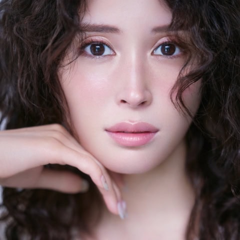 広瀬アリスさんの唇をミルキーに、もっと印象的に。河北裕介激推しベージュピンクリップで完成!