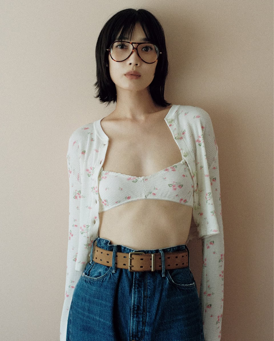 少し太めのストレートシルエットが、ワイドパンツ慣れした我らにとっても親しみやすい1本。インディゴブルーのデニムに、フミカ_ウチダのノルタルジックな小花柄カーディガン&ブラは相性最強! 70年代調のサングラスでさらに気分を上げて。デニム¥27,500(アッパーハイツ/ゲストリスト)、カーディガン¥39,600、中に着けたブラ¥26,400(共にフミカ_ウチダ/クリフ)、ベルト¥9,900(リーバイス®/リーバイ・ストラウス ジャパン)、メガネ¥56,100(クロエ/ケリング アイウエア ジャパン カスタマーサービス)、ミュール¥145,200(マノロ ブラニク/ロンハーマン)