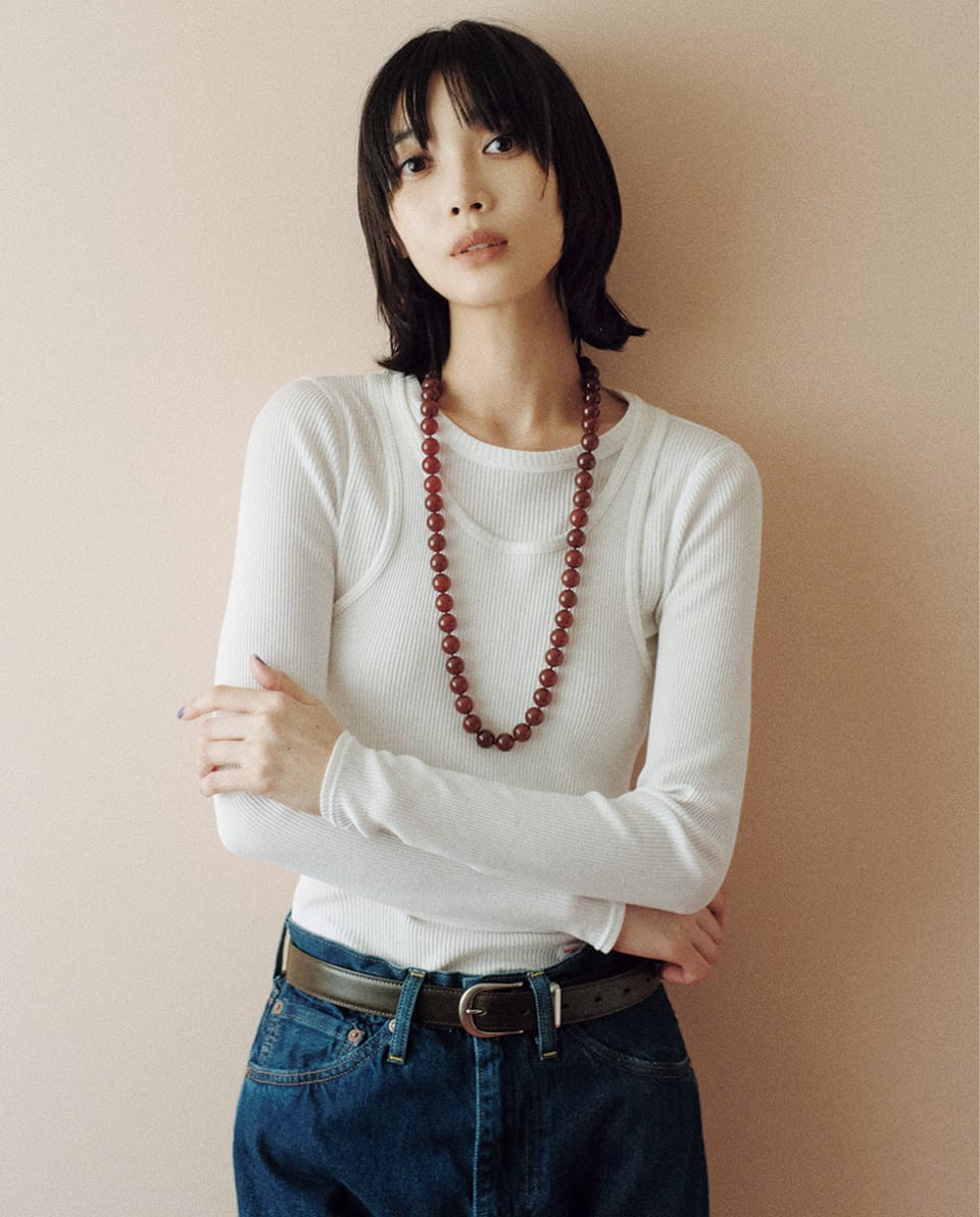 脚のラインを綺麗に見せる、細過ぎず太過ぎない、絶妙なストレートシルエット。デニムに白トップスは永遠の定番ですが、トップスを同系色でレイヤードしたり、ブラウンをアクセントカラーできかせることで洒脱な印象に。デニム¥33,000(リーバイス® ヴィンテージ クロージング/リーバイ・ストラウス ジャパン)、ロングスリーブトップス¥8,800、上に重ねたタンクトップ¥6,600(共にアレキサンダーワン)、ベルト¥39,600(RH ヴィンテージ/ロンハーマン)、ネックレス¥60,500(ヴィール/エストネーション)、サンダル¥156,200(ジャンヴィト ロッシ/ジャンヴィト ロッシ ジャパン カスタマーサービス)