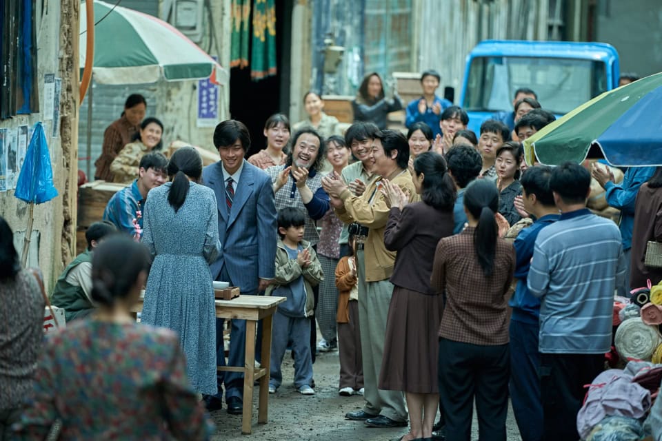 ドンファンの母、チョン・ヨンヒ役を演じるのは、とてもおきれいなシン・ヒョンビン（「賢い医師生活」ほか）。人々が口を揃えて「醜い」という母ですが……！