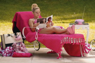 story_LAで高校生活を謳歌していたエル(L・ミネトリー)は、父の仕事のために一家でシアトルへ。サブカルチャー全盛のシアトルの高校では、全身ピンクの陽キャな彼女は浮きまくる。だが、彼女は持ち前の前向きさと友人や家族からの支えで、次第に彼女なりの解決をしていく。