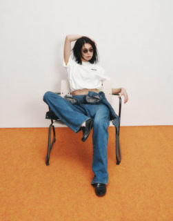 Tシャツ¥6,380（マーモット／サードシップ）、腰に巻いたデニムジャケット¥19,800（リー）、デニムパンツ※メンズ¥9,900（ラングラー／共にエドウイン・カスタマーサービス）、シューズ¥14,850（ハルタ）、サングラスはスタイリスト私物