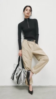 パンツ¥18,700※9月上旬発売予定(マーモット/サードシップ)、ハーフジップニット¥26,400(ダブルスタンダードクロージング/フィルム)、シューズはスタイリスト私物、バッグは10月号増刊付録
