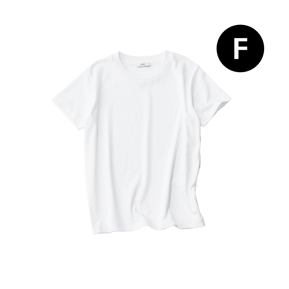 【ATON】白Tシャツ 大人が無理なく着られる、今っぽさを備えたコンパクトT。飾り気のないクリーンさが、仕立てのよさを際立たせます。吸水速乾性に優れたドライタッチのコットン素材が素肌に心地いい。¥17, 600(エイトン/エイトン青山)