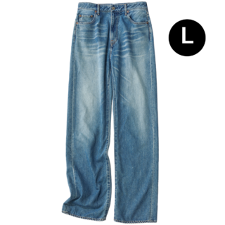 【Japan Blue Jeans】ストレートデニムパンツ 本格派の見た目に反し、軽く柔らかな1本。ワードローブの基本として汎用性の高さで選ぶなら、股上深めのラフなストレートを。程よく色落ちしたウォッシュドブルーが最適解。¥29,700(ジャパン ブルー ジーンズ/S&T)