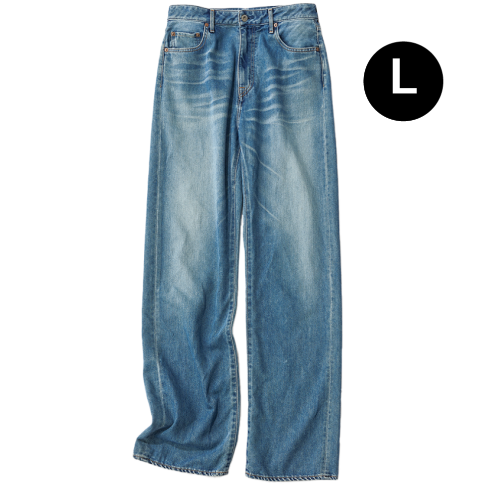 【Japan Blue Jeans】ストレートデニムパンツ 本格派の見た目に反し、軽く柔らかな1本。ワードローブの基本として汎用性の高さで選ぶなら、股上深めのラフなストレートを。程よく色落ちしたウォッシュドブルーが最適解。¥29,700(ジャパン ブルー ジーンズ/S&T)