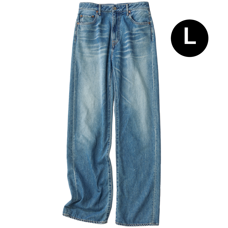 【Japan Blue Jeans】ストレートデニムパンツ 本格派の見た目に反し、軽く柔らかな1本。ワードローブの基本として汎用性の高さで選ぶなら、股上深めのラフなストレートを。程よく色落ちしたウォッシュドブルーが最適解。¥29,700(ジャパン ブルー ジーンズ/S&T)