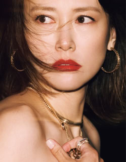 ネックレス 上〈クラッシュ ドゥ カルティエ〉［YG］¥4,567,200、同 イヤリング［PG］¥1,570,800、ネックレス 下〈トリニティ〉［WG×YG×PG×DIA］¥1,650,000、同 リング［WG×YG×PG×DIA］¥4,989,600、同 右手に持ったネックレス［WG×YG×PG］¥11,484,000（全てカルティエ／カルティエ カスタマー サービスセンター）