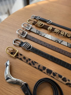 手前から/Brancusi Black Silver¥72,700、Mija Jaguar Calf Hair Gold¥51,700、Hollyhock Black Croco Silver¥56,500、Mija Brown Ostrich Silver¥51,700、スネーク¥00,000、リング付き¥00,000、黒レザー¥00,000(全てデハンシェ)