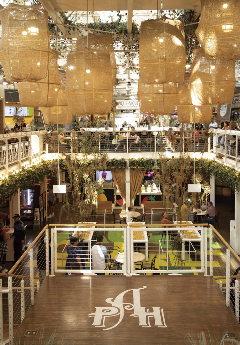たくさんのプランターが吊るされたおしゃれな空間が広がる館内。席数も多いので、フードコートながらゆったりと過ごせる。