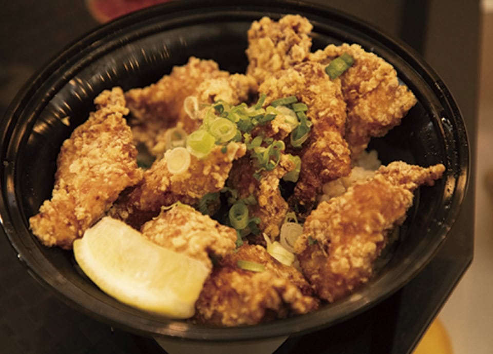ここに来れば食べたいものがなんでも揃う。旅の最終日にして、麺料理および日本食が恋しかった撮影クルー。購入したのは2Fにあるラーメンとお寿司のお店の“ZABON”。唐揚げ丼($18.95)とカリフォルニアロールwithサーモン($17.25)。