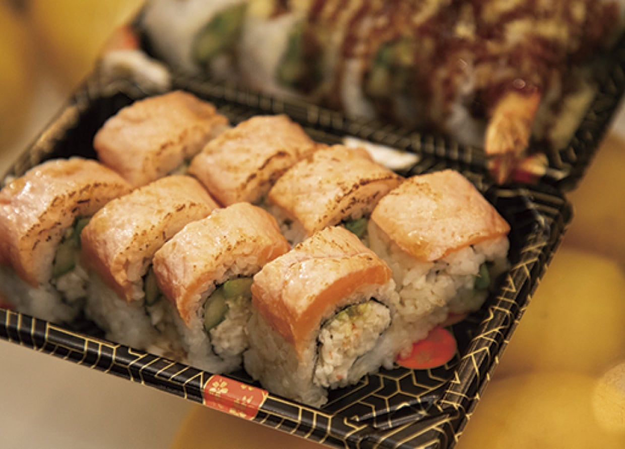 ここに来れば食べたいものがなんでも揃う。旅の最終日にして、麺料理および日本食が恋しかった撮影クルー。購入したのは2Fにあるラーメンとお寿司のお店の“ZABON”。唐揚げ丼($18.95)とカリフォルニアロールwithサーモン($17.25)。
