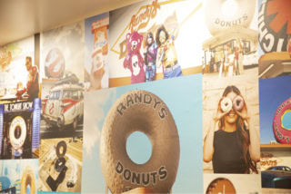 行列ができる南カリフォルニアのアイコン“RANDY’S DONUTS”も登場。甘い香りについ足が止まっちゃう！