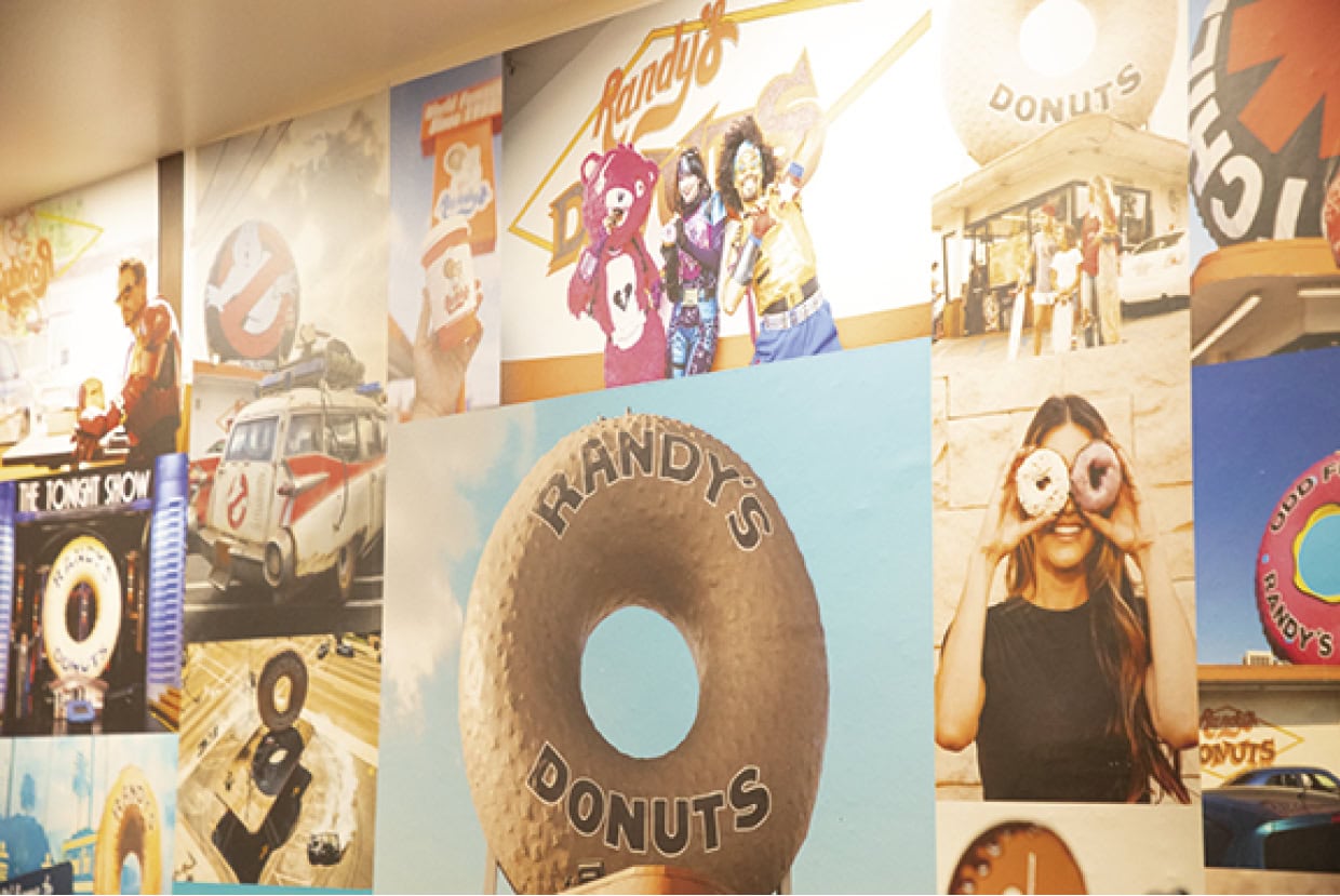 行列ができる南カリフォルニアのアイコン“RANDY’S DONUTS”も登場。甘い香りについ足が止まっちゃう！