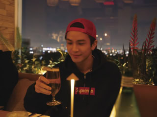 LAの夜景をバックに乾杯！