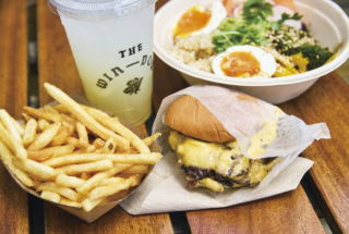 右下から時計回りに:ダブルチーズバーガー$7.75、フレンチフライ$4.25、レモネード$2.5、グレインボウル$8。