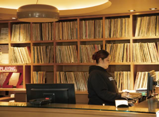 「ここはレコードショップ？」と錯覚してしまうようなこの場所は、なんとホテルのフロント。音楽好きの心拍数を一気に上げる。