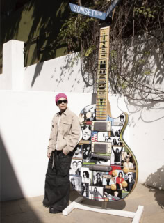 ホテルの中庭や敷地内には、音楽の歴史を感じさせるアートが点在。そのなかでもひと際目を引くギターのオブジェは、このホテルが持つ“音楽の聖地”というアイデンティティを象徴。