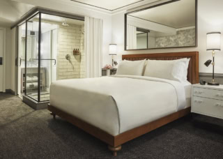 ©Courtesy of Pendry San Diego プールビュー、シティビュー、ベイビューなど大きな窓からの景色が選べるキングルーム。
