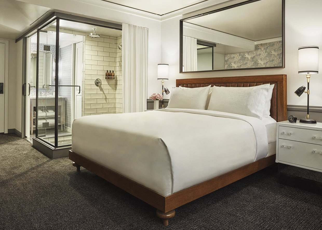 ©Courtesy of Pendry San Diego プールビュー、シティビュー、ベイビューなど大きな窓からの景色が選べるキングルーム。