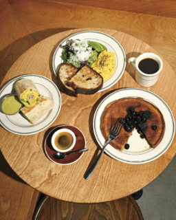 右から:パンケーキ$17、ザ・オールディ$17、ブリトー$15(ベーコンかアボカド追加$2)。